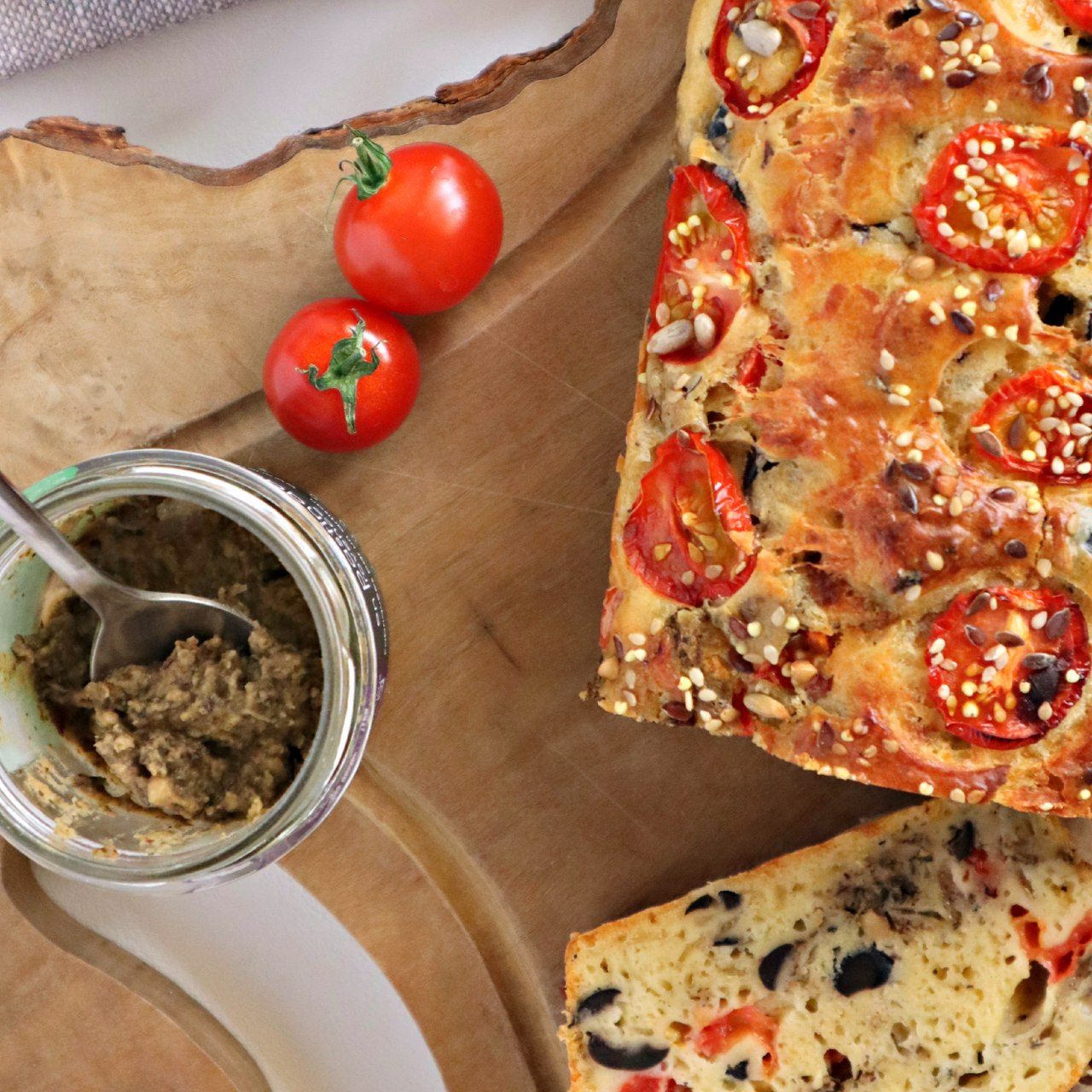 Auberginen Cake mit Oliven & Tomaten