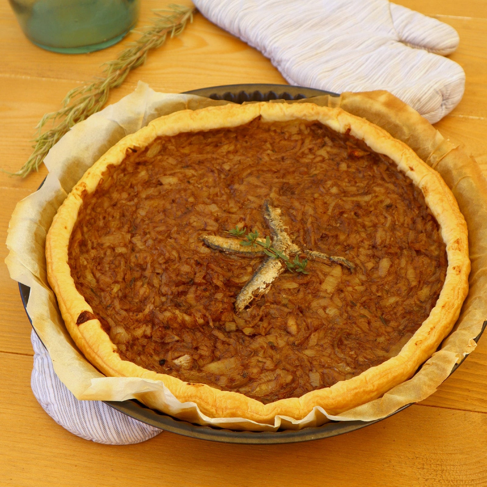 Pissaladière mit Anchovis, Oliven und Sardellenpaste